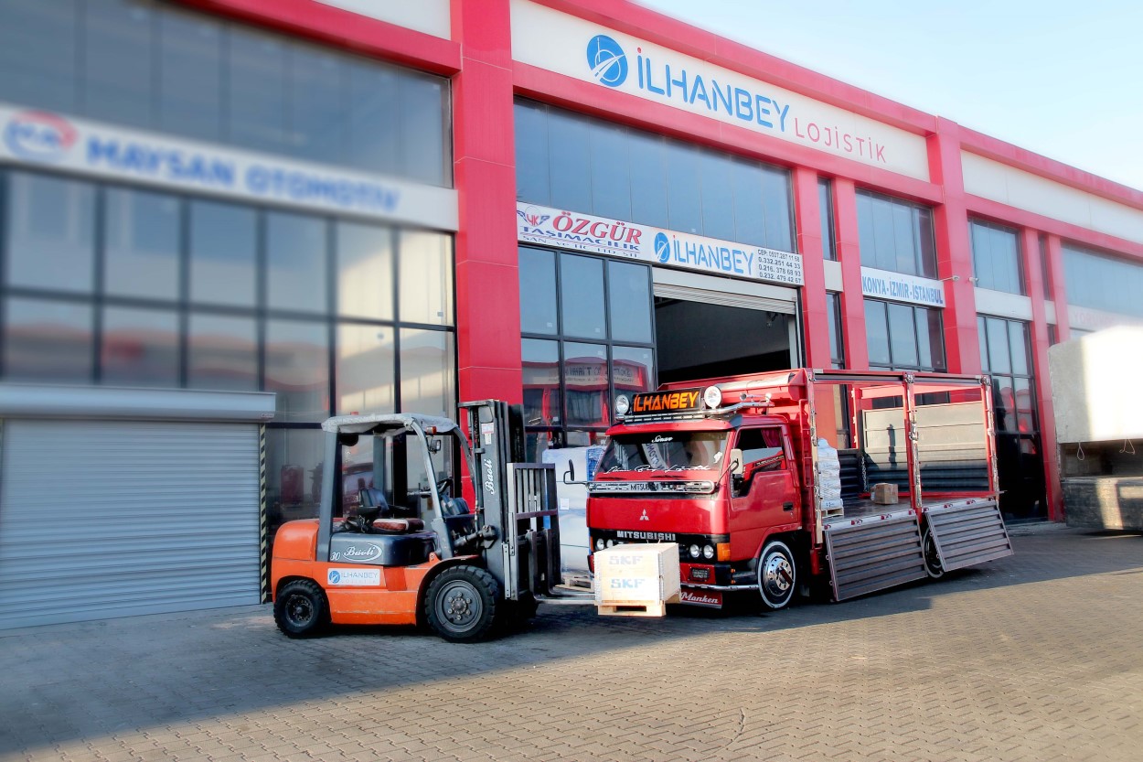 Lojistik Taşıması Yapan Kamyon ve Forklift Resmi